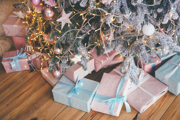 Rahat Noel ağacının altında döşeme ve açılması için bekleyen pastel giftboxes bol - Fotoğraf, Görsel