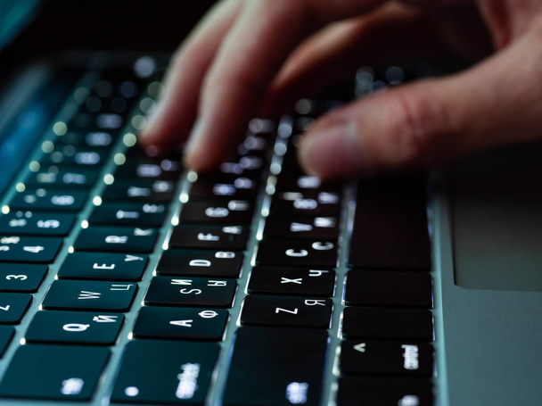 Макрос пальців сенсорної клавіатури ноутбука з підсвічуванням, вид збоку. Фокус на кнопках клавіатури
 - Фото, зображення