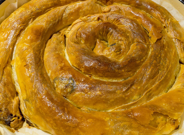 Banitsa (búlgaro:, también transliterado como banitza) es un alimento tradicional búlgaro preparado por capas de una mezcla de huevos y queso entre filo pastelería y luego hornearlo en un horno
. - Foto, Imagen
