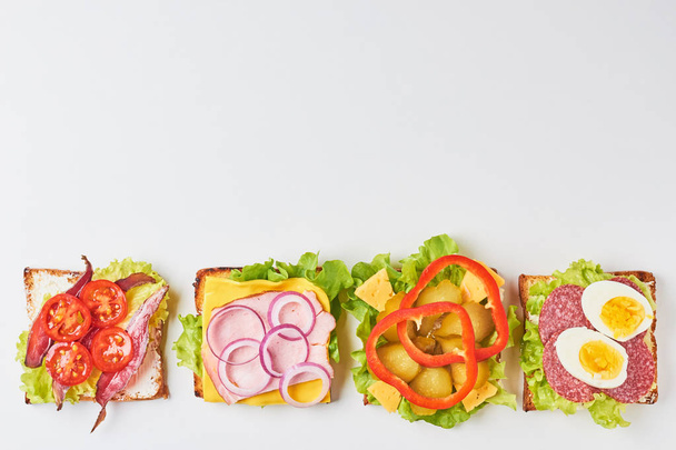 Diverso tipo di sandwich su sfondo bianco, vista dall'alto
 - Foto, immagini