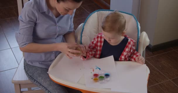 Gyermek festmény-kezét és anya tanítja felhívni a kisfiú - Felvétel, videó