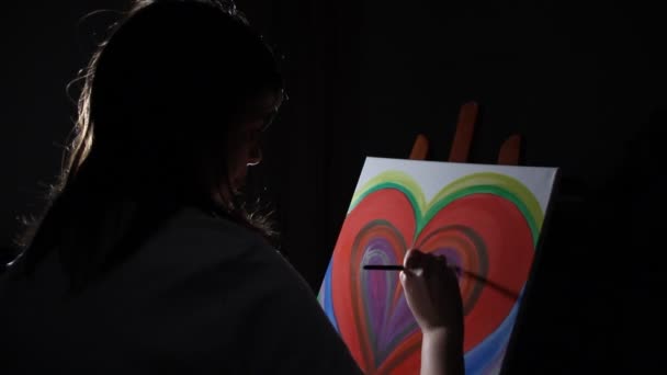 γυναίκα καλλιτέχνη ζωγραφικής σε καμβά στο ατελιέ της μέσα στη νύχτα - Πλάνα, βίντεο