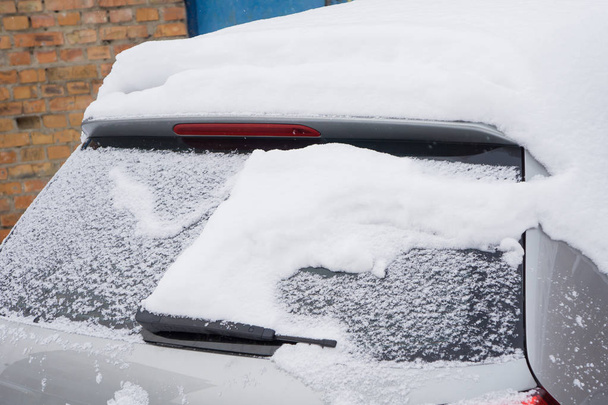 El coche, cubierto de gruesa capa de nieve. Consecuencias negativas de fuertes nevadas. Primer plano
 - Foto, imagen