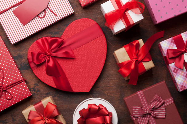 Carte de voeux Saint-Valentin avec boîtes cadeaux coeur sur fond en bois
 - Photo, image