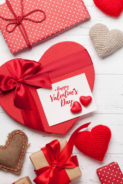 Valentinstag-Grußkarte mit handgemachtem Herzspielzeug und Liebesgeschenkschachteln auf Holzgrund - Foto, Bild