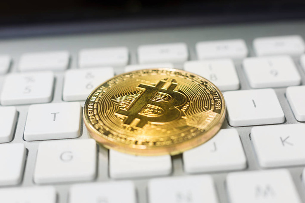 Bitcoin gold coin on a computer keyboard - Zdjęcie, obraz