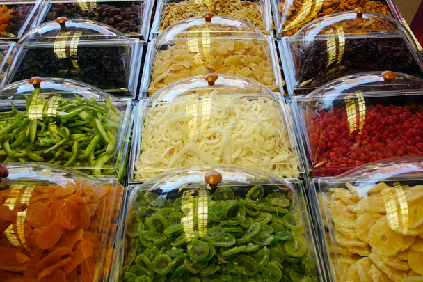 orientalische Süßigkeiten im Sortiment des Ladens. Türkisches Vergnügen - Foto, Bild