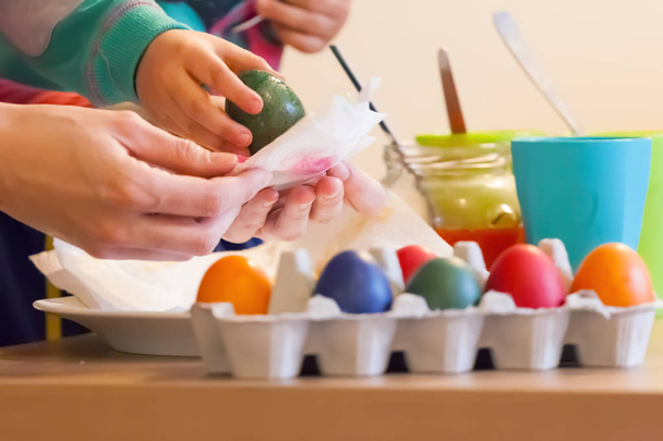 Mother and child painting eggs for Easter holidays - Valokuva, kuva