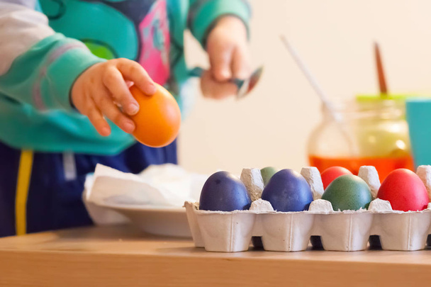 Mother and child painting eggs for Easter holidays - Fotografie, Obrázek