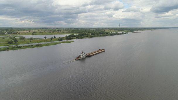 Proomu Volga-joella
 - Valokuva, kuva