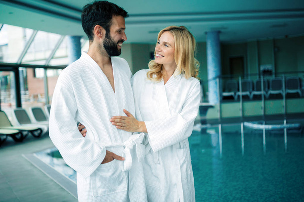 Portrait of attractive couple enjoying in spa center - Foto, afbeelding
