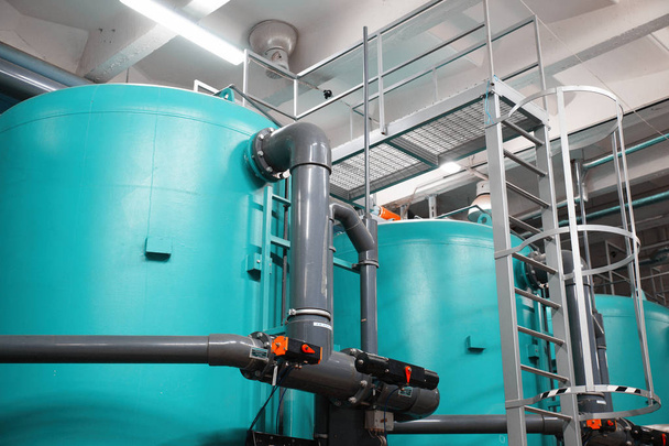 tanques de tratamiento de agua en la central eléctrica
                     - Foto, Imagen