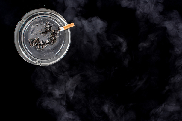 Pohled shora skla popelník s popelem a cigaret  - Fotografie, Obrázek