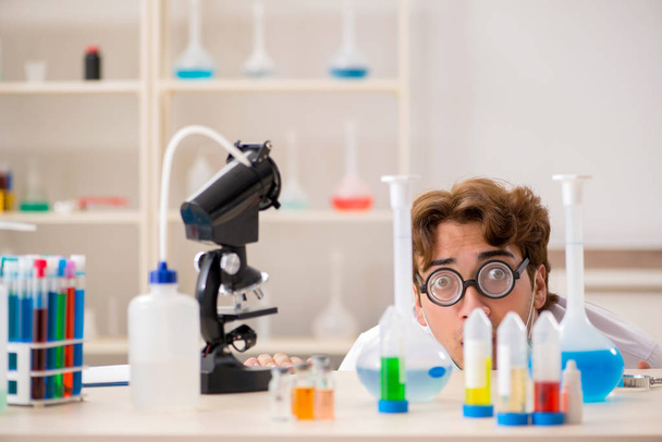 Забавні божевільні хіміки проводять експерименти і тести
 - Фото, зображення