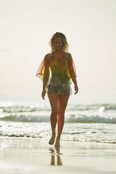young caucasian woman refreshing on the beach in summer evening - Foto, Imagem