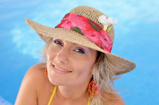 jovem mulher relaxante na piscina no dia quente de verão
 - Foto, Imagem