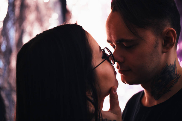 cara e a menina beijo closeup em um fundo leve
 - Foto, Imagem