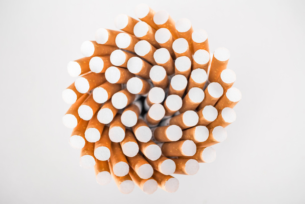 Puesta plana con racimo de cigarrillos aislados en gris
 - Foto, Imagen