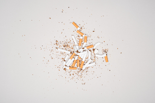 Pohled shora zlomené cigarety izolované Grey, stop kouření koncept - Fotografie, Obrázek