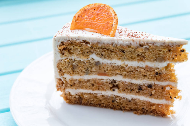 Um pedaço de delicioso bolo de cenoura em um prato
 - Foto, Imagem