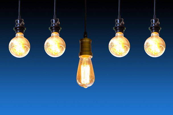 Vintage lamp hangt boven donker blauwe achtergrond, idee concept. - Foto, afbeelding