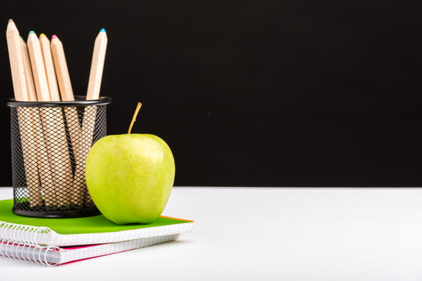 jegyzetfüzet, ceruza és apple elszigetelt fekete másol hely - Fotó, kép