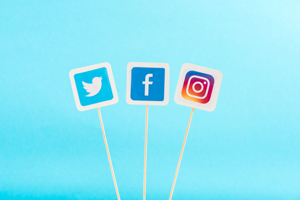 top view of twitter, facebook and instagram icons isolated on blue - Foto, Imagem