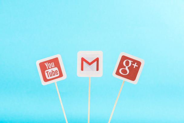 top view of google plus, gmail and youtube icons isolated on blue - Foto, Imagem