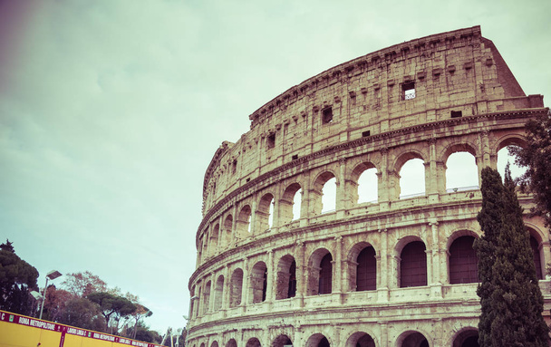Roma, Lazio, Italia, diciembre de 2018: El Coliseo o Coliseo, también conocido como Anfiteatro Flavio, es un anfiteatro oval de la Antigua Roma.
 - Foto, imagen
