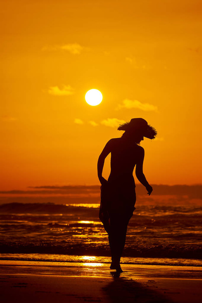 jeune femme silhouette sur la plage en été lumière du coucher du soleil
 - Photo, image
