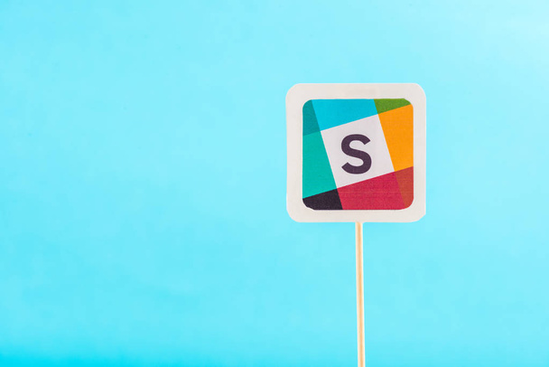 top view of slack icon isolated on blue with copy space - Foto, imagen