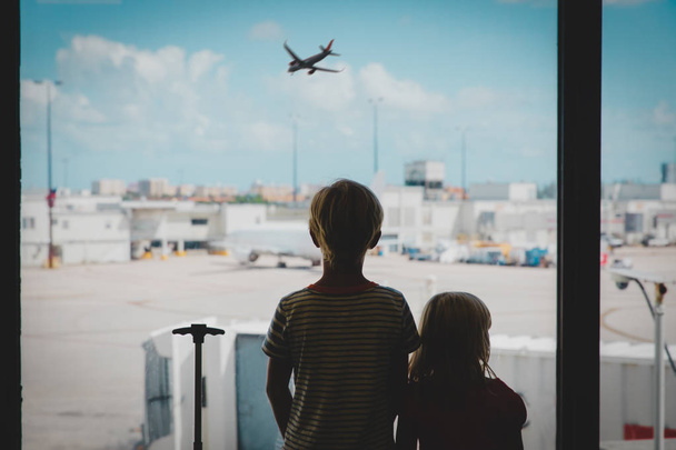 niños mirando avión en el aeropuerto, viajes en familia - Foto, imagen