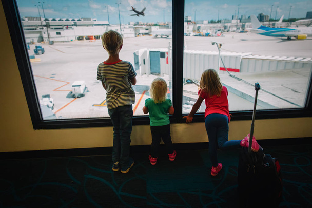 bambini in attesa di viaggiare guardando gli aerei in aeroporto
 - Foto, immagini