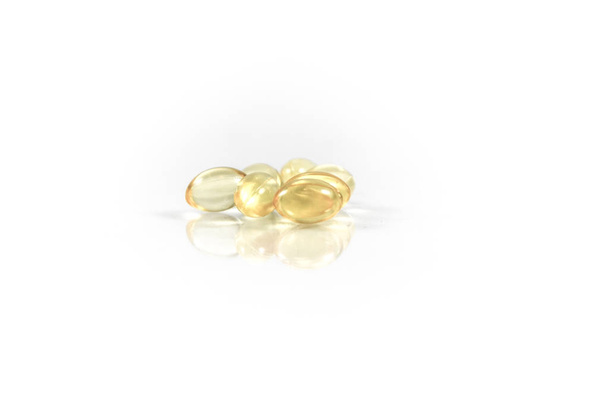 keltainen pillereitä eristetty valkoisella taustalla - Valokuva, kuva