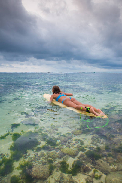 Beautiful woman swims on a surfboard. - Valokuva, kuva
