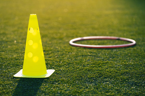 Fußballtrainingsgeräte auf grünem Kunstrasen mit Trainingshintergrund. Fußballtrainingsgeräte - Foto, Bild