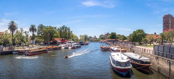 Panorámás kilátás nyílik a csónakokat Tigre folyó - Tigre, Buenos Aires, Argentína - Fotó, kép