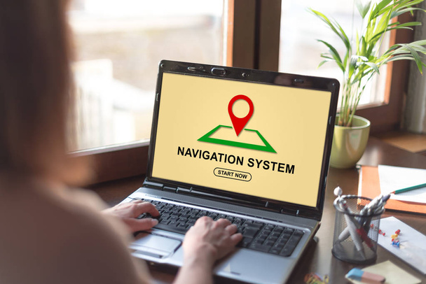 Schermo del computer portatile che mostra un concetto di sistema di navigazione
 - Foto, immagini