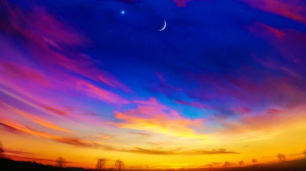 Paradies Himmel. roter Sonnenuntergang und Mond. Ramadan-Hintergrund. Halbmond und Stern. Schöner Stern. Sonnenuntergang und Neumond. schöner Himmel - Foto, Bild