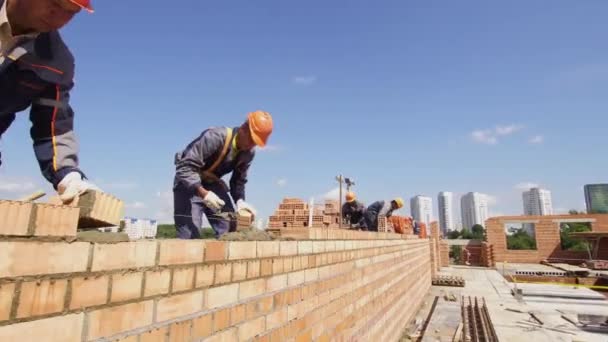 Minsk, Belarus, August 14 2018 - Builders are building an apartment building of brick. - Séquence, vidéo