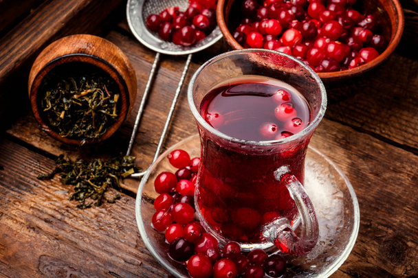 Осенний или зимний горячий чай с ягодами
 - Фото, изображение