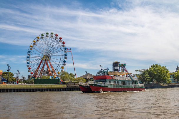 Ferris Wheel, parque de atracciones y ferry en Río Luján - Tigre, Buenos Aires, Argentina
 - Foto, Imagen