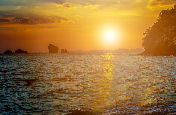 Bellissimo tramonto tropicale sulla spiaggia di pietra ora legale
 - Foto, immagini