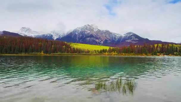 Göl Patricia su timelapse panoramik manzaralı sonbaharda Jasper Milli Parkı, Kanada. - Video, Çekim