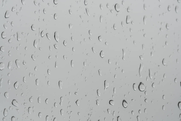 雨の日に窓ガラスに雨が降って - 写真・画像