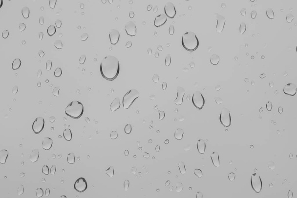 φόντο με σταγόνες βροχής σε ένα παράθυρο σε μια βροχερή μέρα - Φωτογραφία, εικόνα