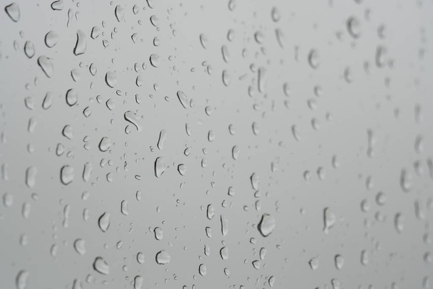 фон з краплями дощу на віконній панелі в дощовий день
 - Фото, зображення