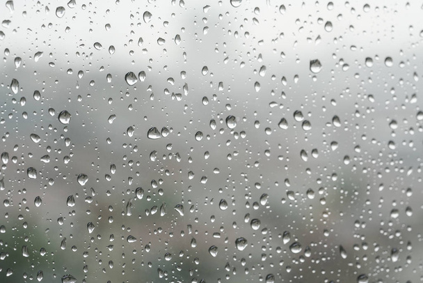 fundo com gotas de chuva em um painel de janela em um dia chuvoso
 - Foto, Imagem