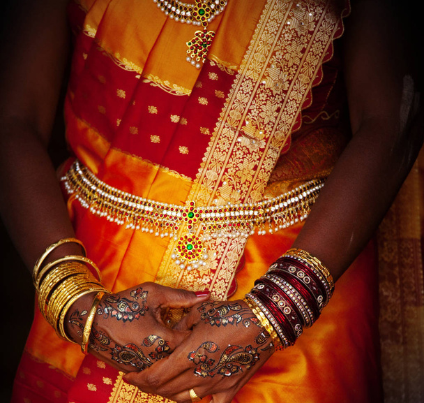 手にバングル、リング、結婚式のパターン - 写真・画像