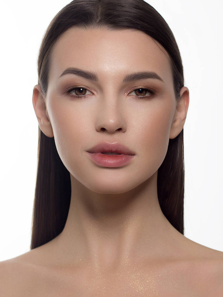 Close-up portrait of a beauty woman with full lips, straight hair and perfectly clean skin. Daytime makeup, styling and soft care. Skin care in the spa salon or cosmetology, smooth eyebrows - Foto, Imagen